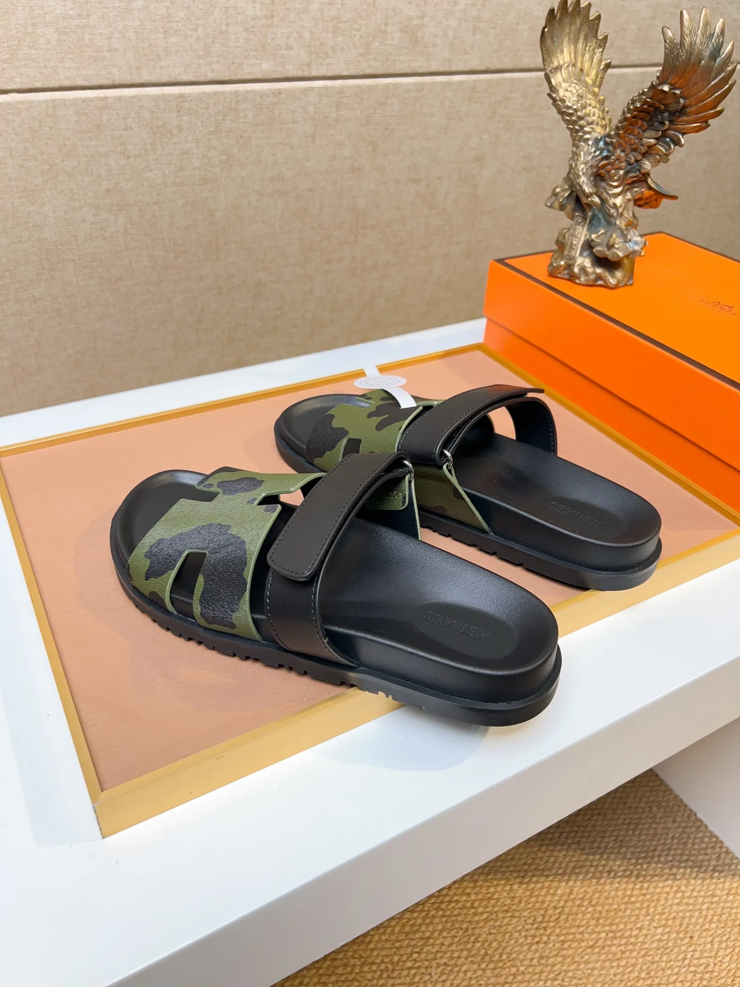 Men's clothing and shoes 💰340 💅💅💅 new arrival. Hermes Hermes official website latest counter synchronized new oran color leather H slippers, the original Paris version flew back to the original model and opened the mold to make it perfectly🍌The highest quality Sincerity, you can enter and leave the counter at will [Deyi] The upper is made of original customized  colored palm prints, crocodile print, ostrich print, colored cow leather, colored cow suede, 🤔 horse hair, 🥳 colored diamonds, 🥰 3D printing, and other genuine leather slippers, imported cow pattern foot pad lining, Italian  latest original genuine leather combination outsole Code number: 38-48 (customized at 46.47.48) Can be made into picture combination sole with genuine leather pattern and ordinary molded outsole
